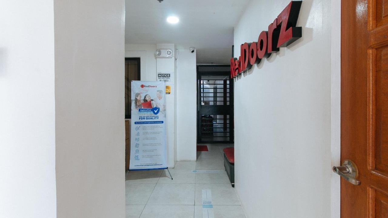 Отель Reddoorz @ Dbuilders Bangkal Makati Манила Экстерьер фото