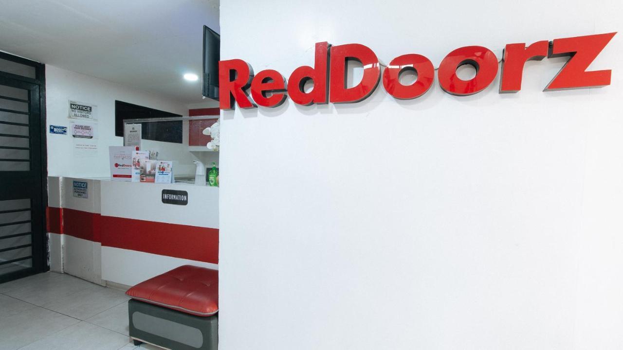 Отель Reddoorz @ Dbuilders Bangkal Makati Манила Экстерьер фото